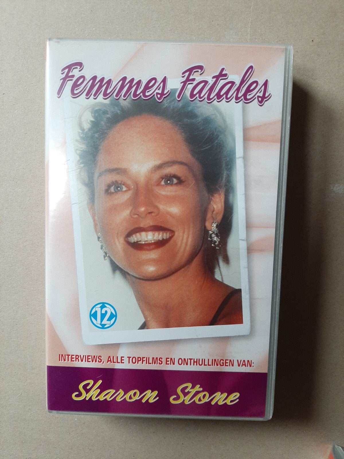 Femmes Fatales VHS: Sharon Stone, Demi Moore, Kevin Costner, Documentaire, Nederlands ondertiteld, Ophalen of Verzenden, Nieuw in verpakking