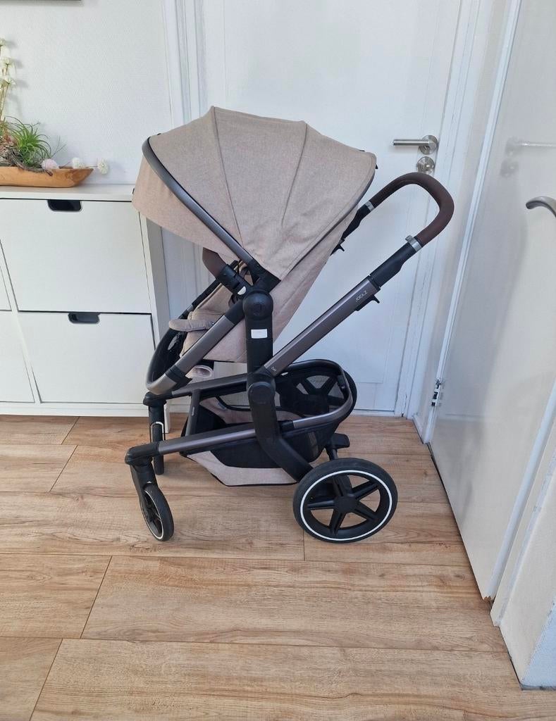 Joolz day plus+ taupe kinderwagen en maxi-cosi met familyfix, Kinderen en Baby's, Kinderwagens en Combinaties, Zo goed als nieuw