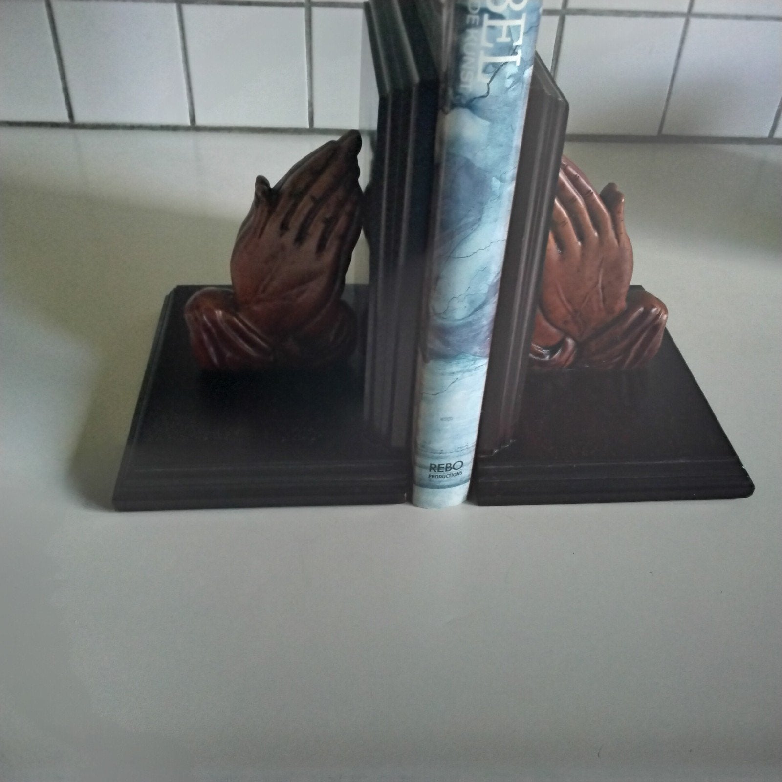 2 prachtige boekensteunen met gevouwen handen, Ophalen of Verzenden