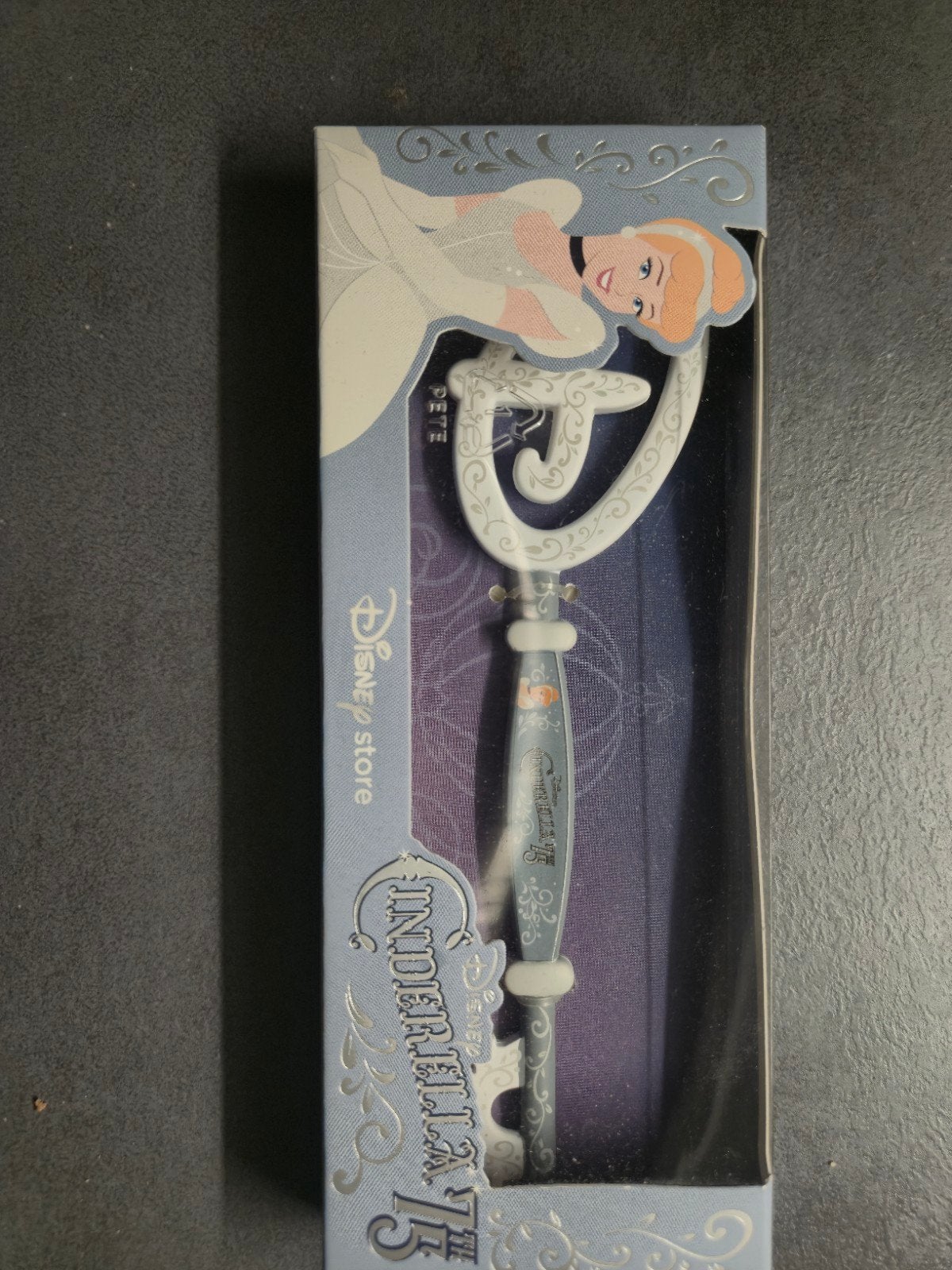 Disney Store Cinderella Sleutel - Nieuw in verpakking, Verzamelen, Verzenden, Assepoester of Belle, Nieuw, Overige typen