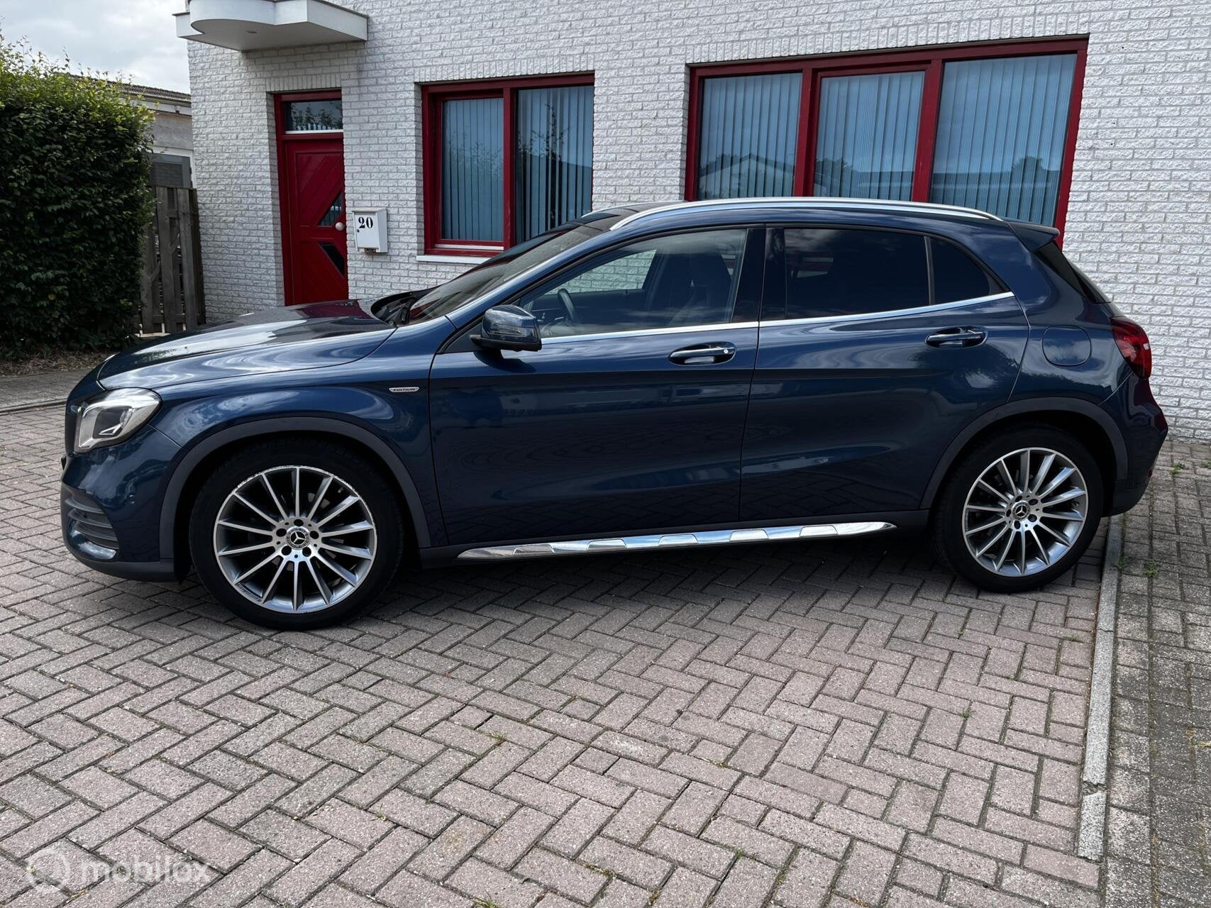 Mercedes GLA-klasse 180 AMG Limited/PANO/LEER/CAMERA/NAVI, Gebruikt, Zwart, 4 cilinders, Blauw