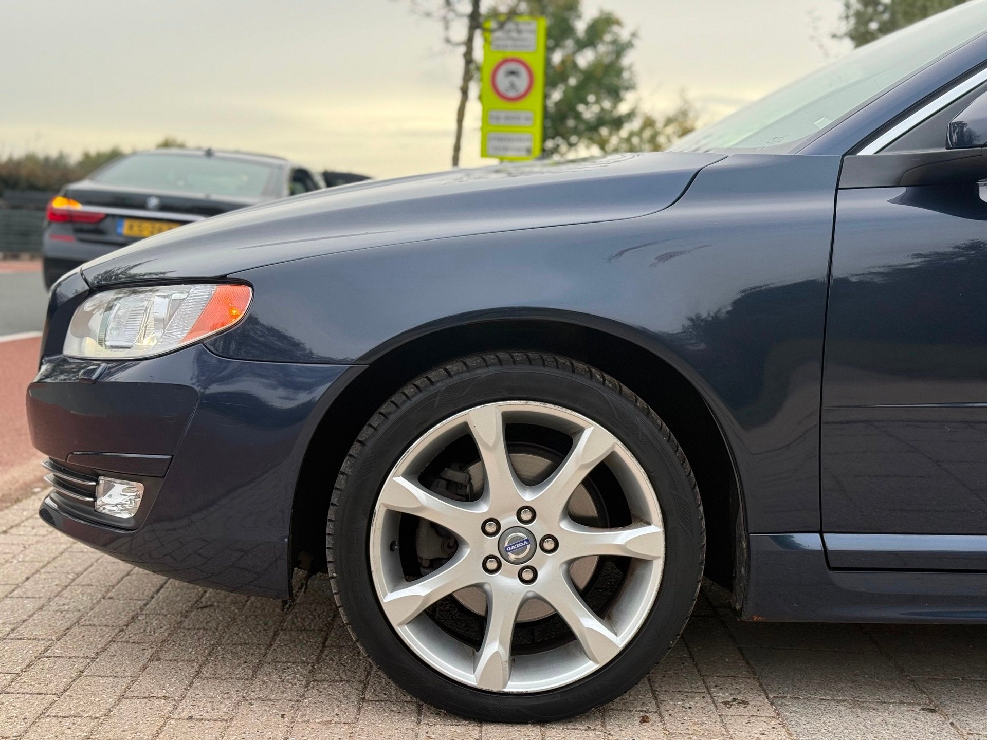 Volvo V70 1.6 T4 Nordic+ AUTOM. AIRCO CRUISE LEDER NAVI PDC, Auto's, 4 cilinders, Blauw, 1600 kg, 84 €/maand