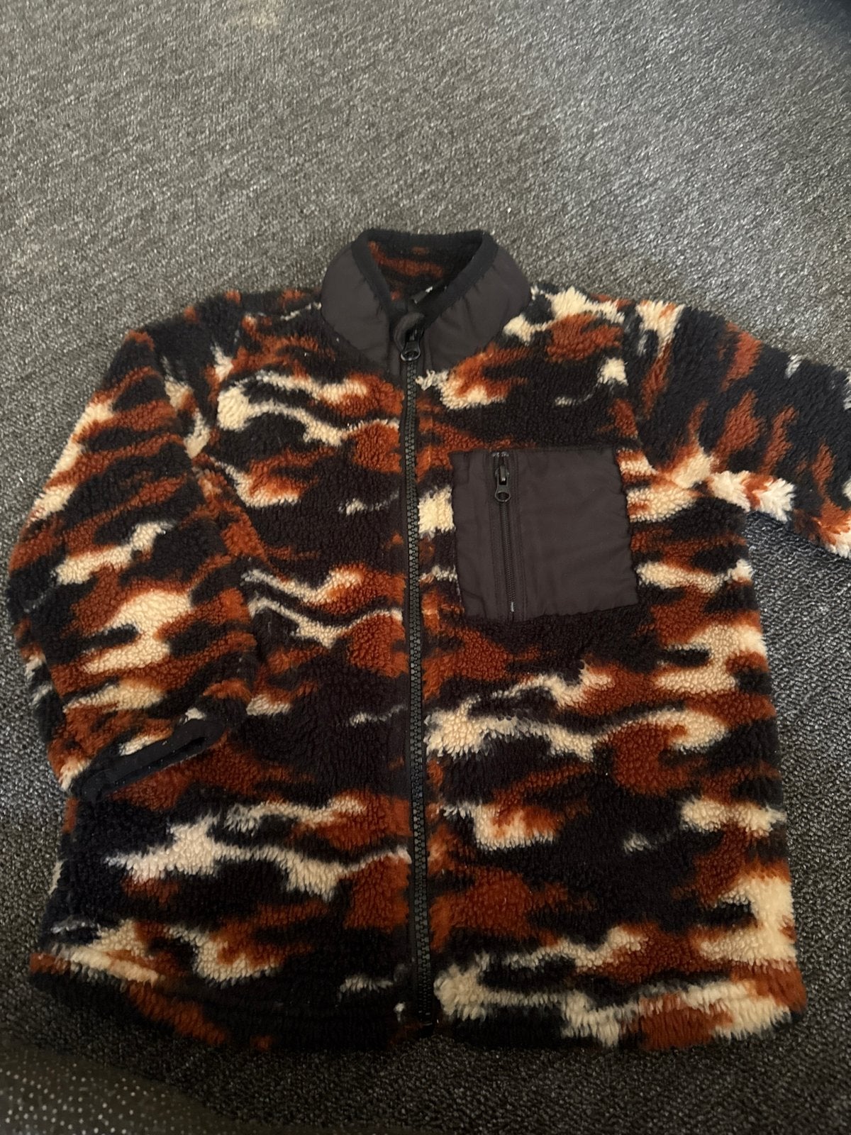 Stoere camouflage fleece jas voor jongens - Maat 98, Ophalen of Verzenden, Zo goed als nieuw, Jongen, Jas