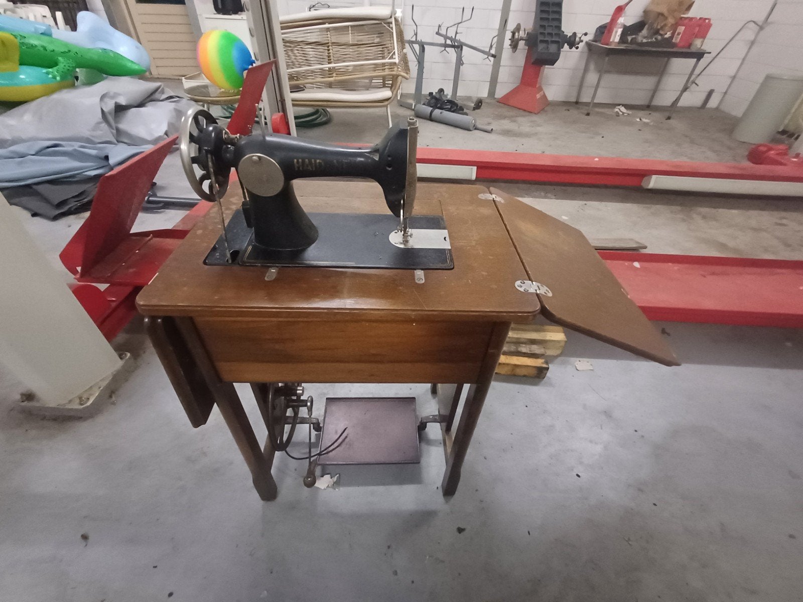 Antieke Naaimachine met Houten Kast - Haili Merk, Ophalen