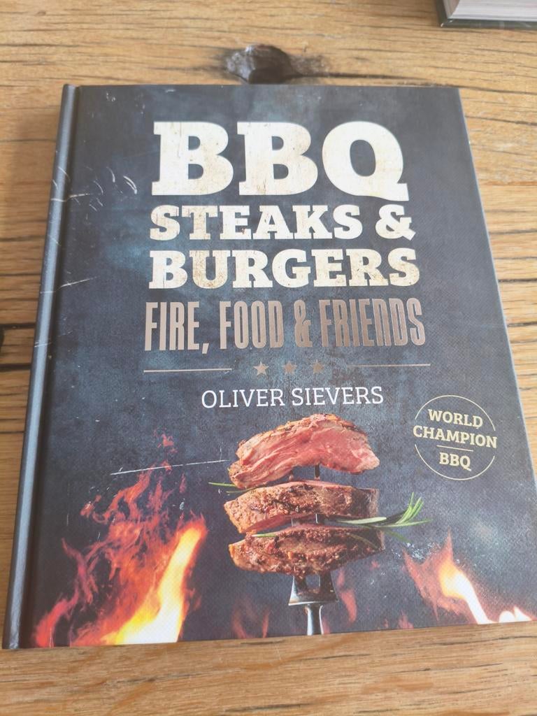BBQ Steaks & Burgers: Fire, Food & Friends - Oliver Sievers, Hoofdgerechten, Ophalen of Verzenden, Zo goed als nieuw, Oliver Sievers