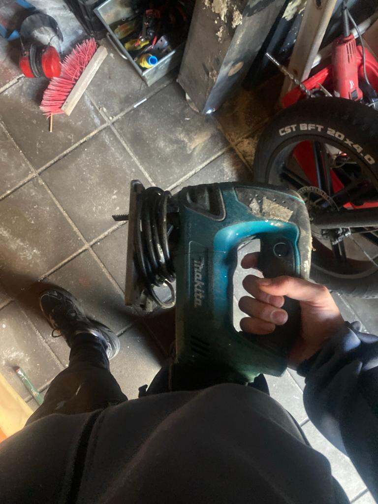 Makita Decoupeerzaag met kabel - Werkt perfect!, Doe-het-zelf en Verbouw, Gereedschap | Zaagmachines, Ophalen of Verzenden, Gebruikt