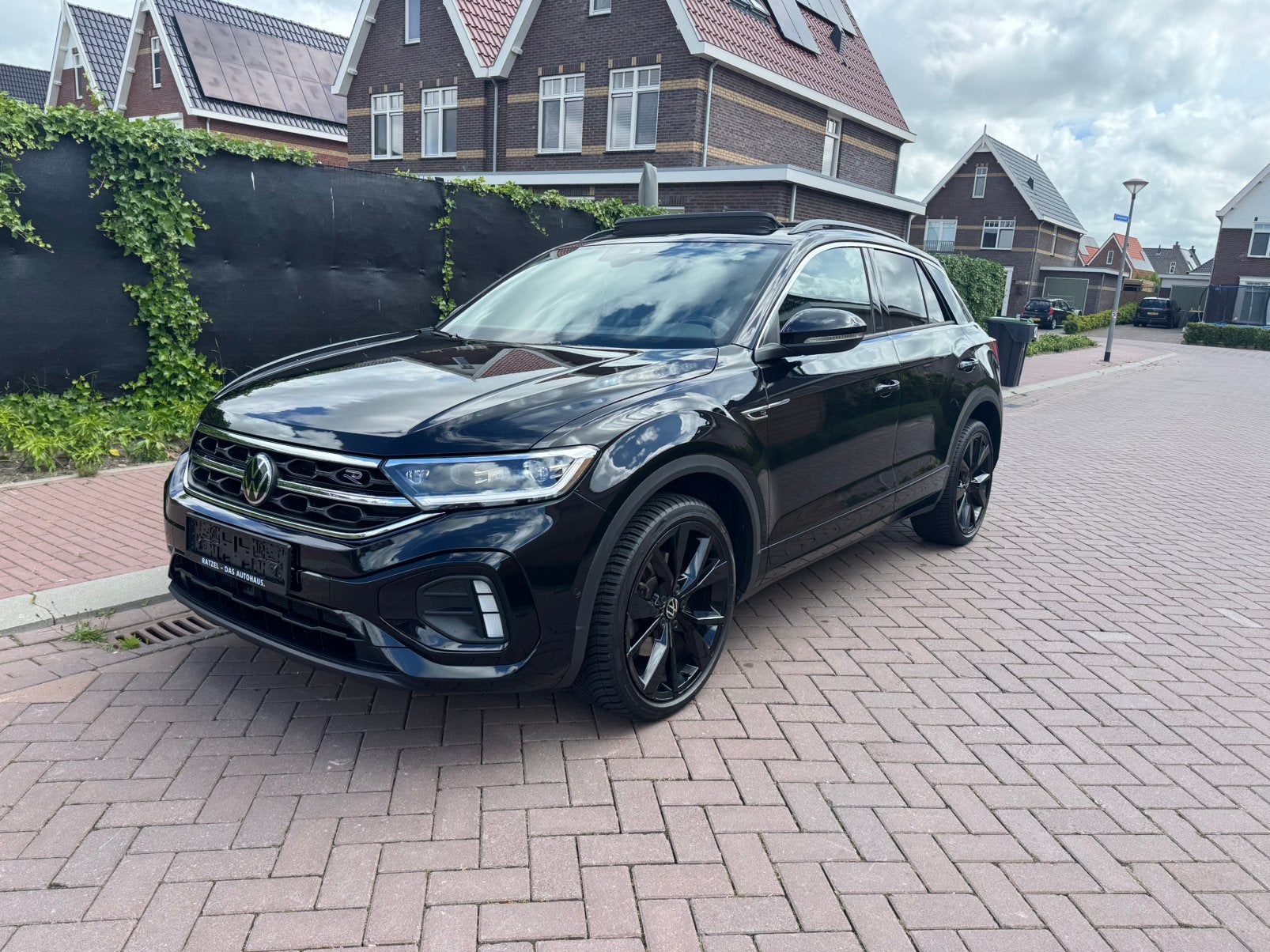 Volkswagen T-Roc 1.5 3x R-line Pano/Keyless/black, Automaat, Zwart, 150 pk, Alcantara