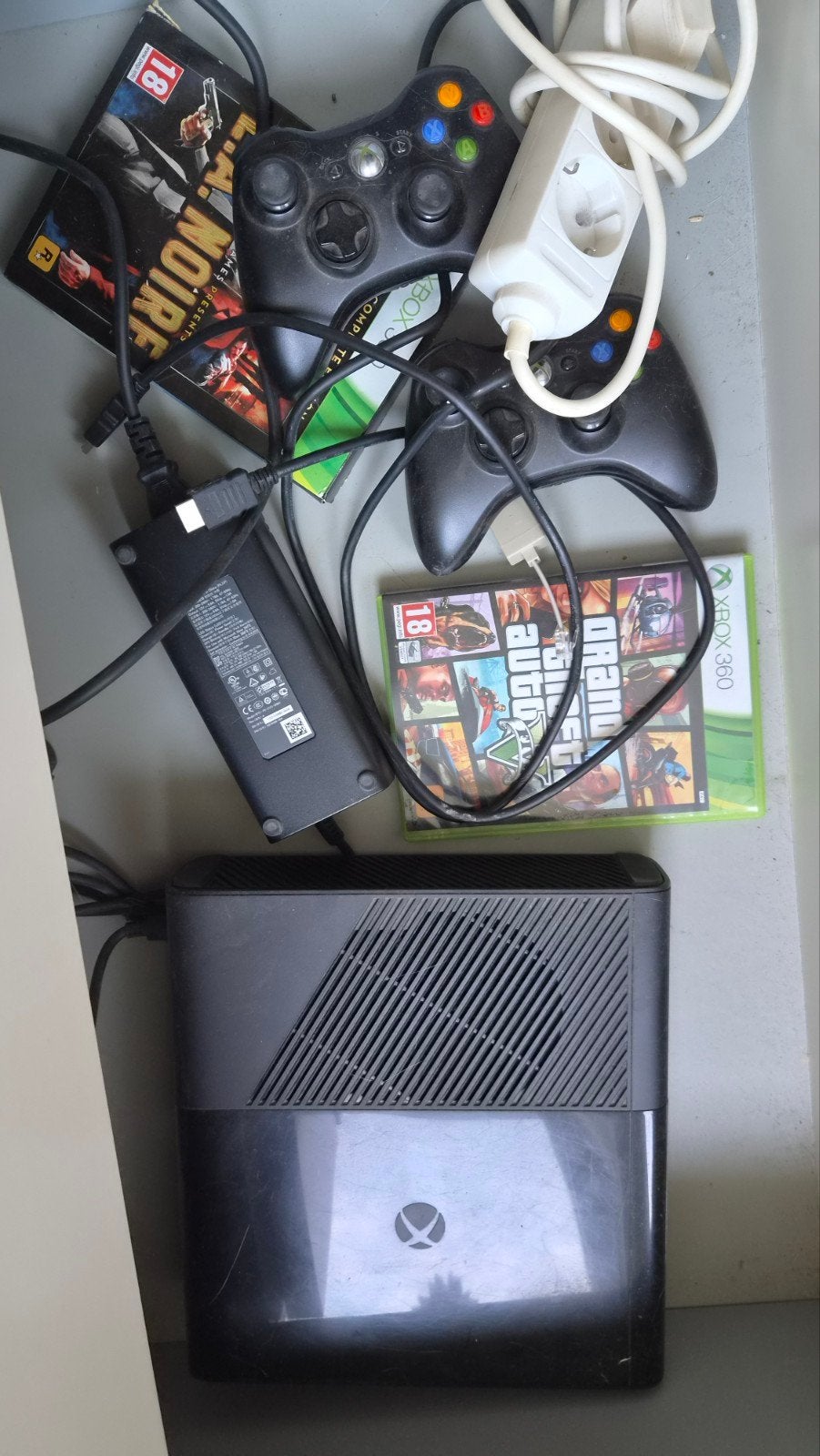 Xbox 360 met controllers en games (GTA V, L.A. Noire), Ophalen of Verzenden
