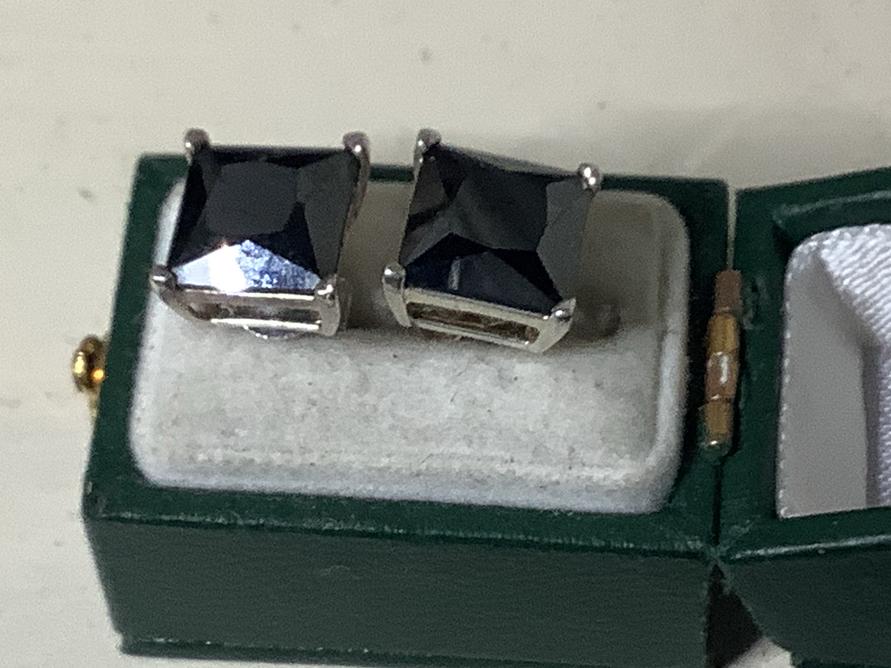 ORIGINELE GEMERKTE OORKNOPPEN MET ZWARTE GESLEPEN EDELSTENEN, Sieraden, Tassen en Uiterlijk, Antieke sieraden, Verzenden, Oorbellen
