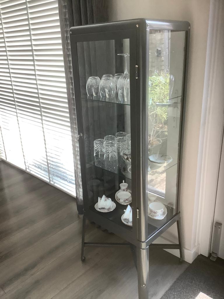 Ikea Fabrikor Vitrinekast  antraciet 1verkocht, Ophalen, Overige materialen, Gebruikt, 100 tot 150 cm