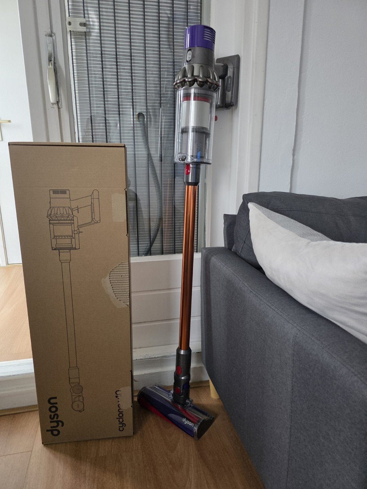 Dyson V10 Cyclone Steelstofzuiger met Oplaadstation, Witgoed en Apparatuur, Stofzuigers, Ophalen, Zo goed als nieuw, Dyson, Geschikt voor tapijt