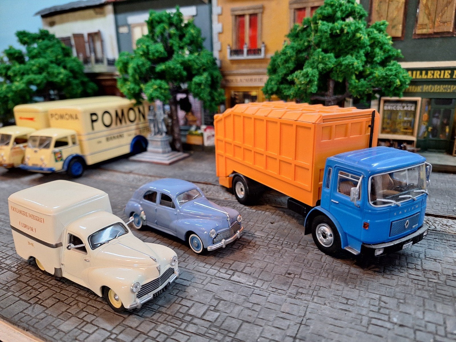 Altaya 2x peugeot 203 en Saviem vuiliswagen, Ophalen of Verzenden, Auto, Overige merken