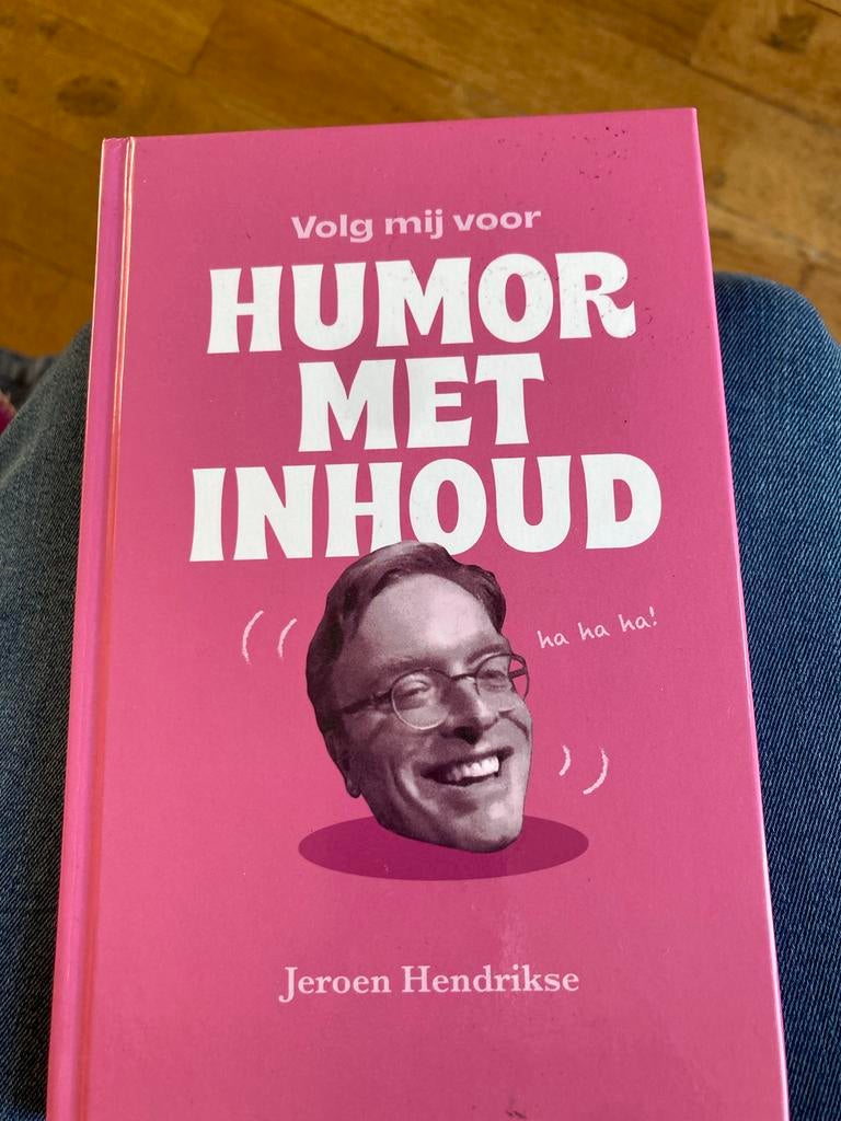 Jeroen Hendrikse -Humor met Inhoud  (Gesigneerd), Ophalen of Verzenden, Gelezen, Anekdotes en Observaties