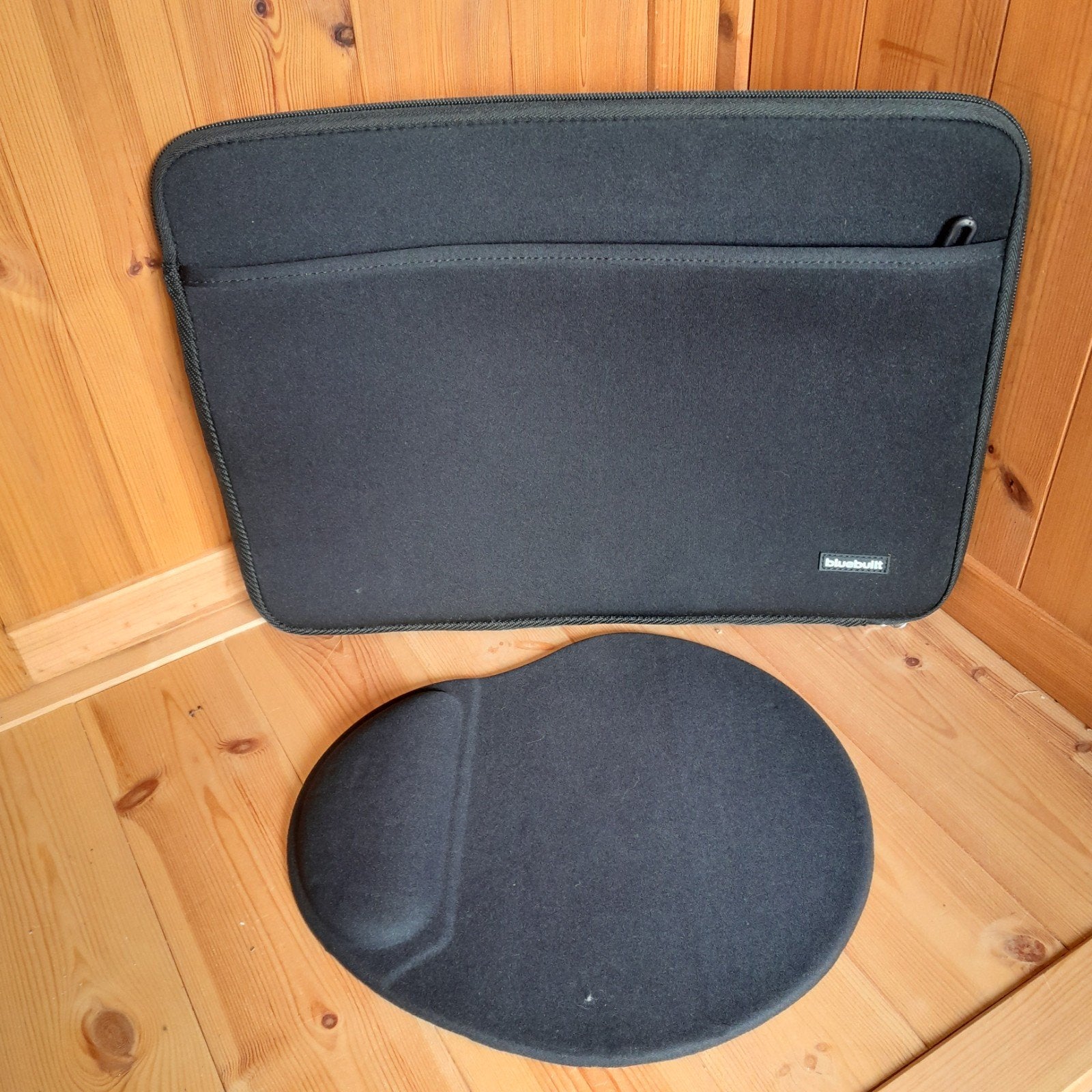Laptophoes 15 inch met muismat - Zwart, Computers en Software, Gevoerd laptopvak, 15 inch, Ophalen of Verzenden, Zo goed als nieuw