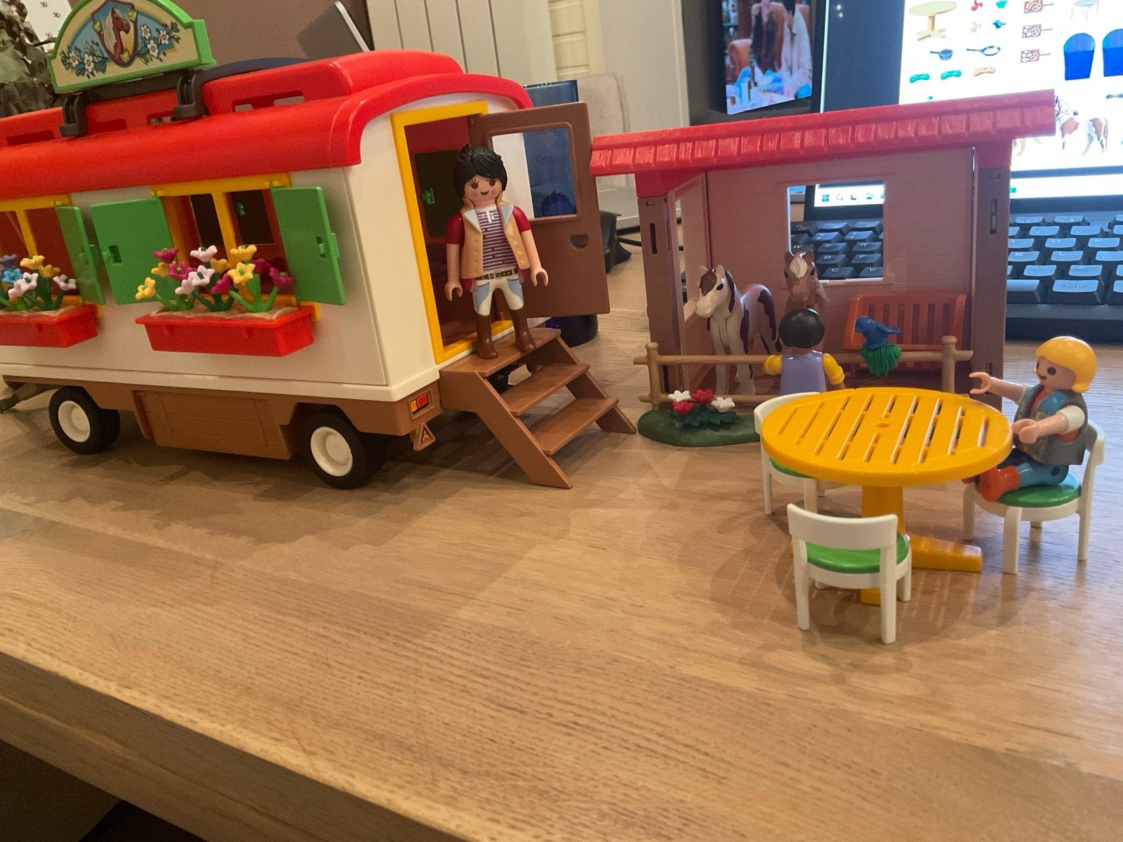 Playmobil camper met accessoires en paardenstal, Ophalen of Verzenden, Gebruikt, Jongen of Meisje