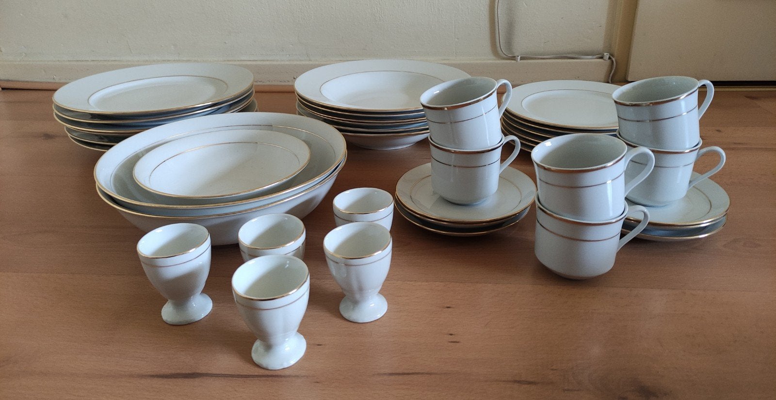 Vintage eetservies met gouden randen Hema/42 jaar oud., Ophalen, Zo goed als nieuw, Effen, Compleet servies