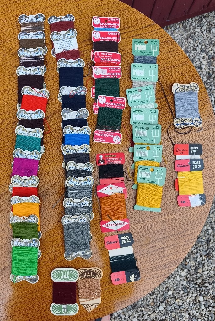 Diverse kaartjes garen, wol Maas Wol enz, Hobby en Vrije tijd, Ophalen of Verzenden, Zo goed als nieuw, Garen of Naald(en)