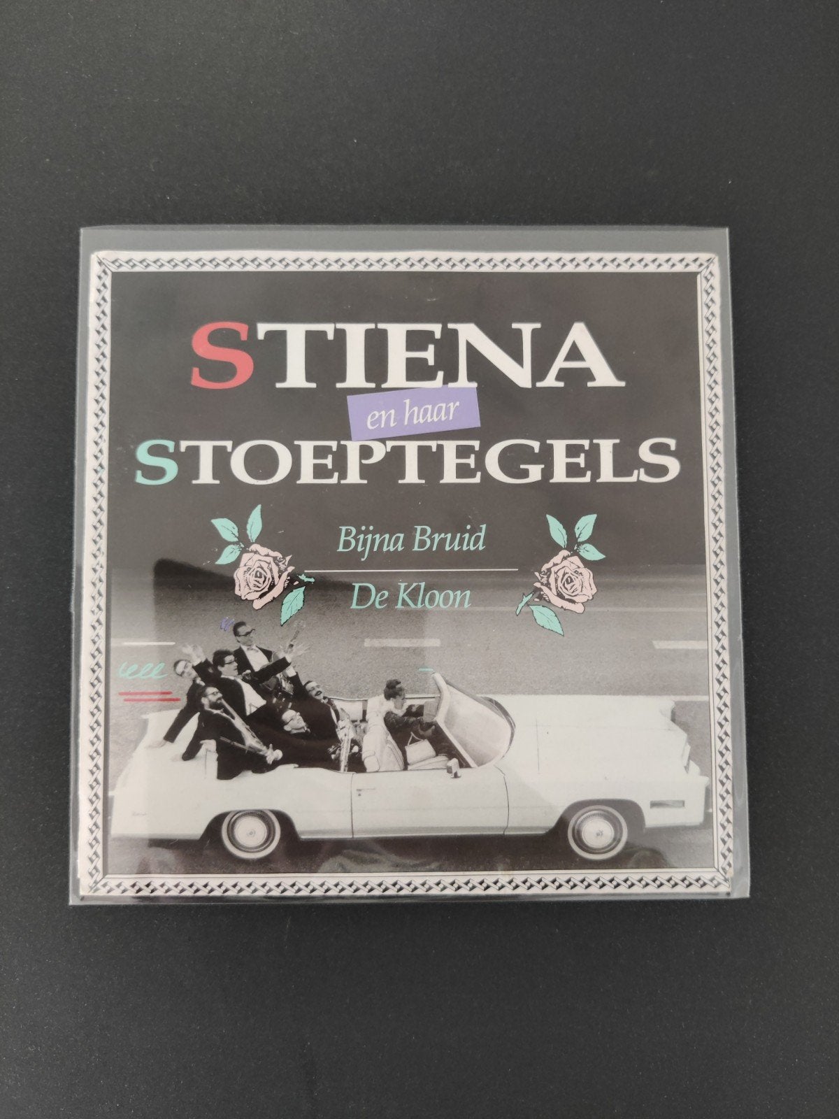 Stiena en haar Stoeptegels - Bijna Bruid / De Kloon, Ophalen of Verzenden, Zo goed als nieuw, Overige formaten, Levenslied of Smartlap