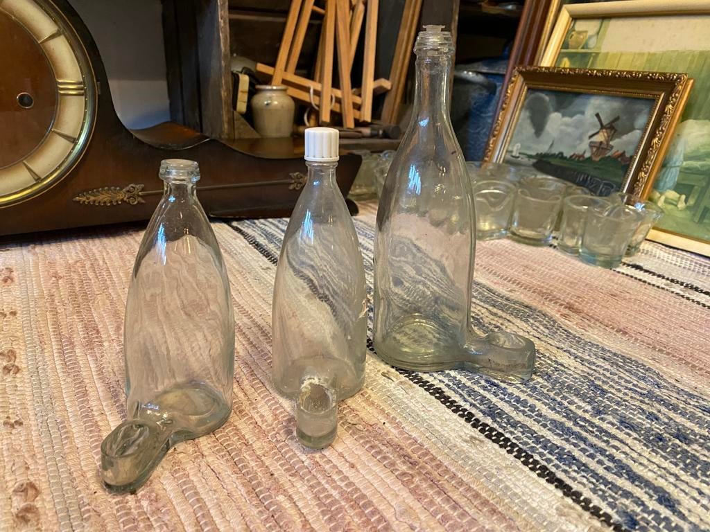 Zeer oude glazen drinkflesje voor aan volgelkooi, Ophalen of Verzenden