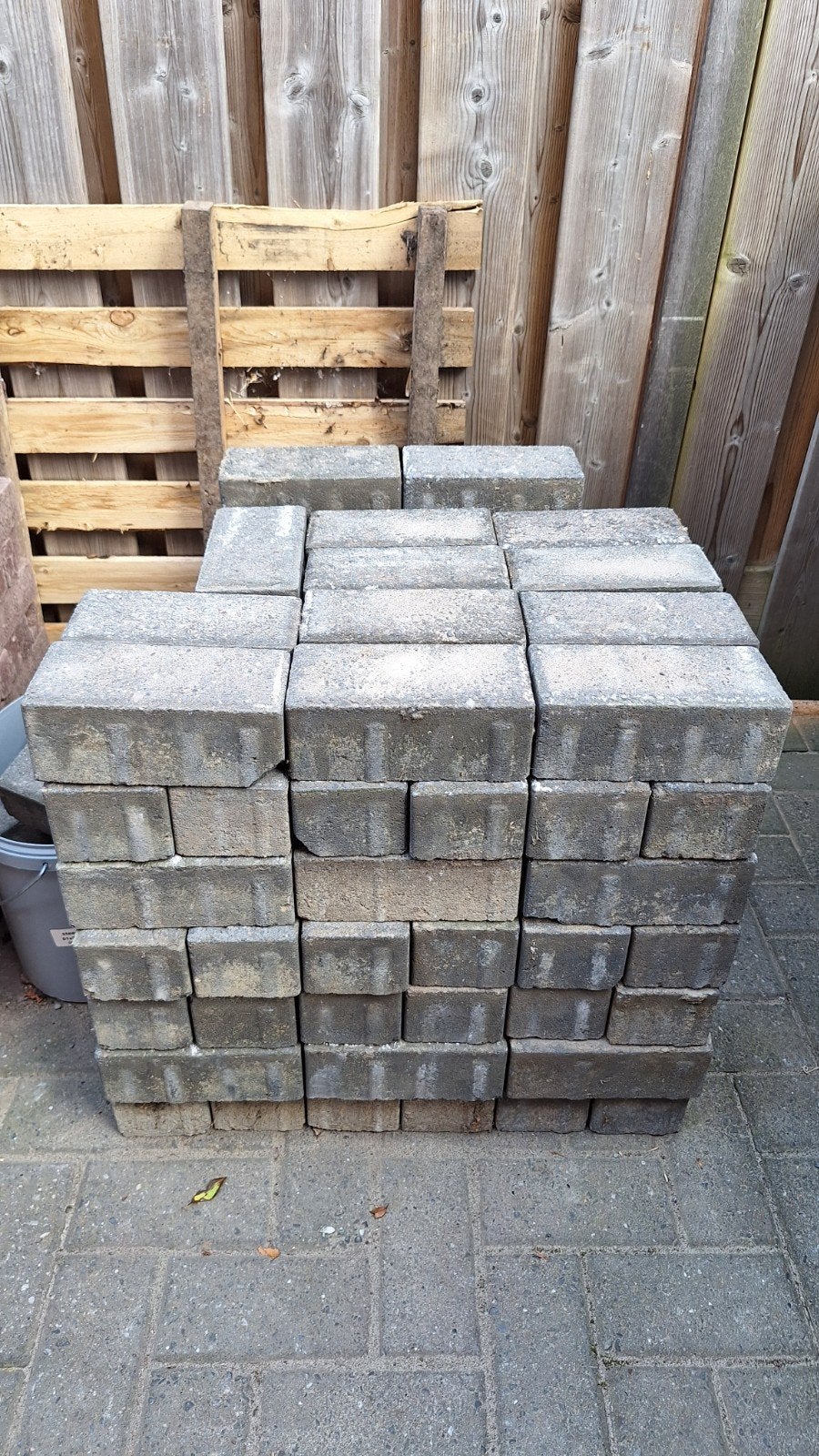 Gratis gebruikte betonklinkers voor tuin of oprit, Tuin en Terras, Ophalen, Gebruikt, Klinkers, Minder dan 5 m²