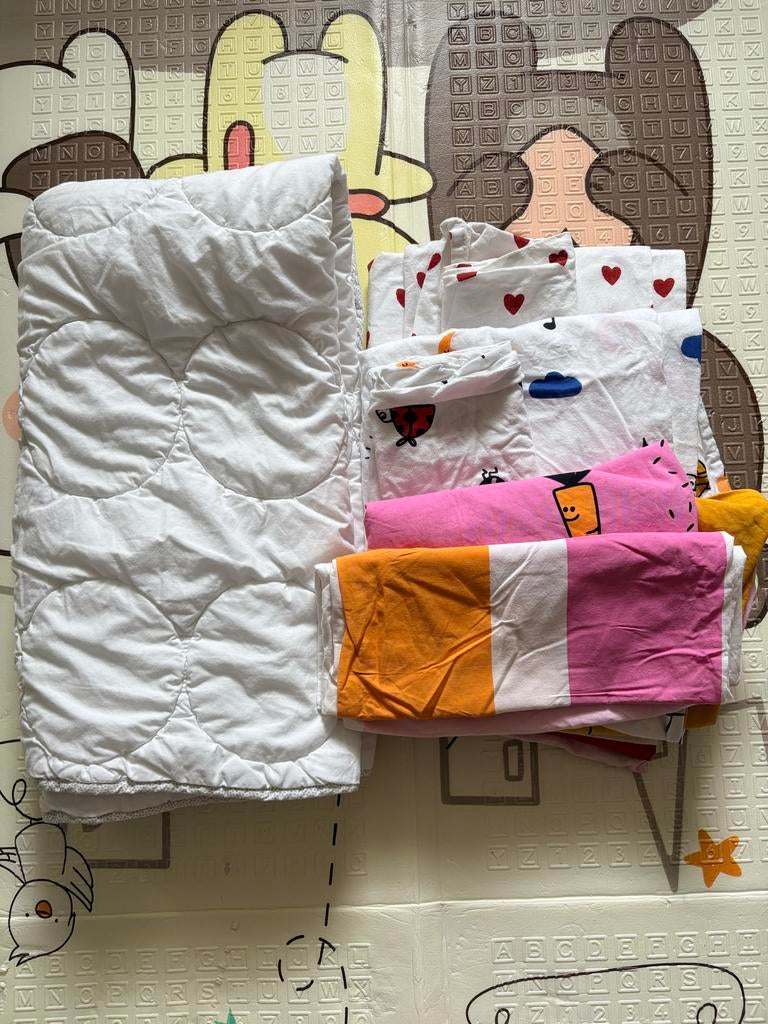 IKEA Kinderdekbed 110x125 + 3 Dekbedovertrekken, Gebruikt, Jongetje of Meisje, Wit, Ophalen of Verzenden