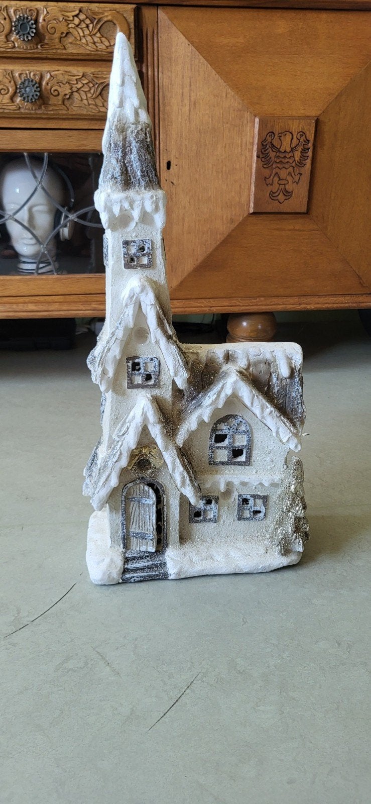 Mooie kerk, decoratie voor kerst met verlichting, Ophalen
