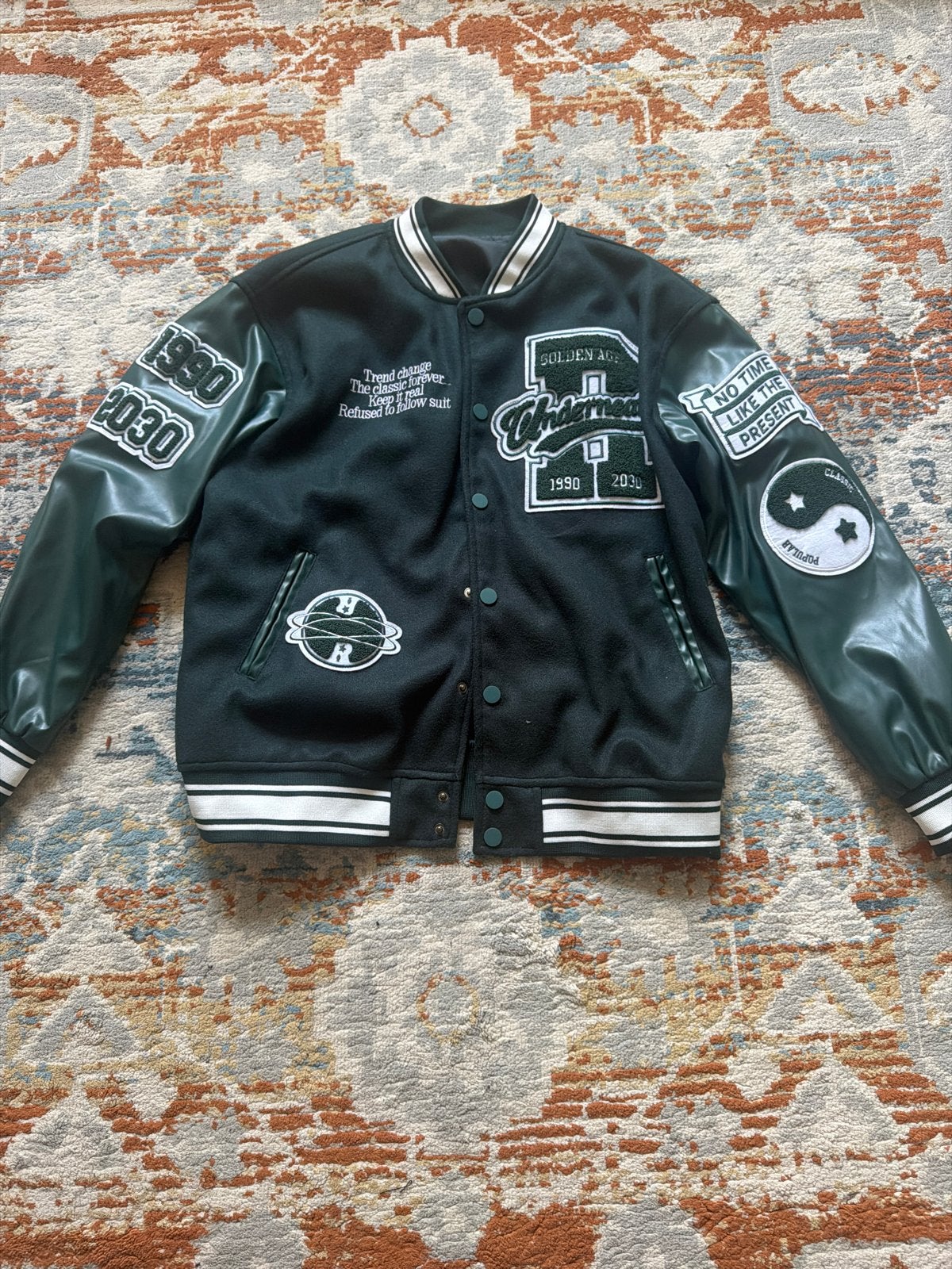 Stijlvolle Varsity Jacket met Patches - Maat M, Ophalen, Zo goed als nieuw, Maat 48/50 (M), Groen
