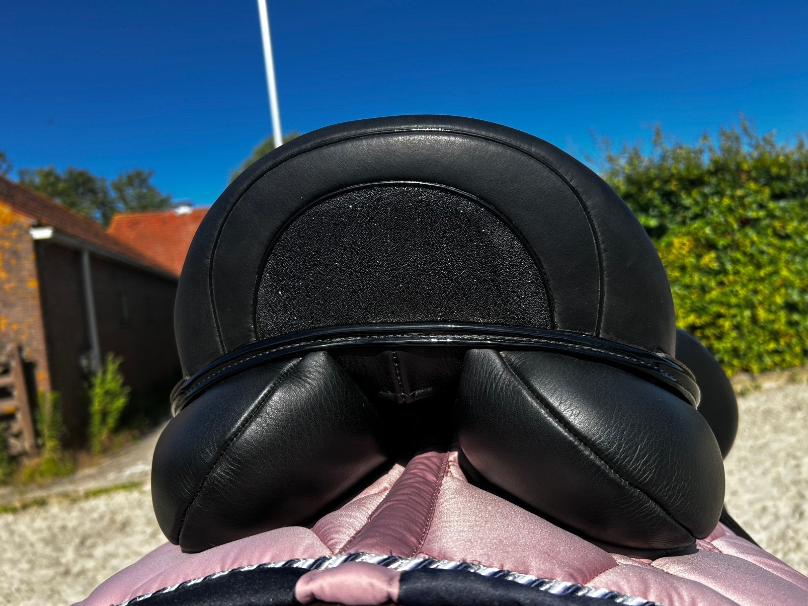 Custom Advantage R zadel, Dieren en Toebehoren, Dressuur, Kniewrongen, M (17 inch), Diepe zit