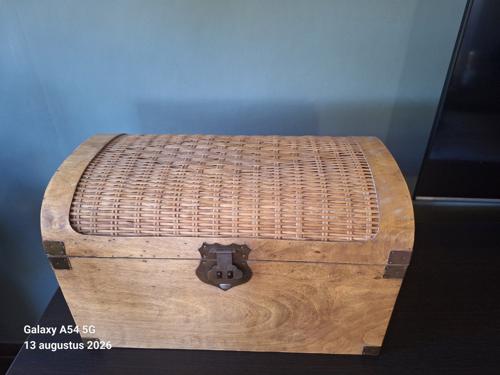 vintage houten koffer met gevlochten rotan deksel, Huis en Inrichting, Woonaccessoires | Kisten, Ophalen of Verzenden, Gebruikt