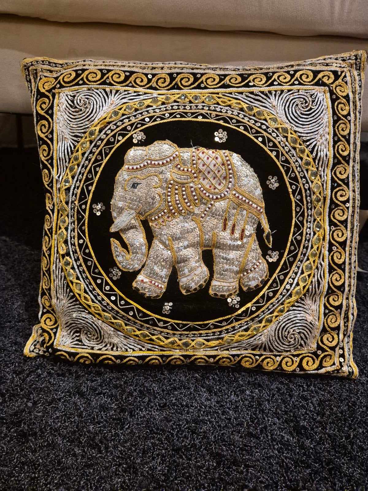 Mooi Thais kussen met olifant borduursel, Huis en Inrichting, Gebruikt, Meerkleurig, Met print, Vierkant