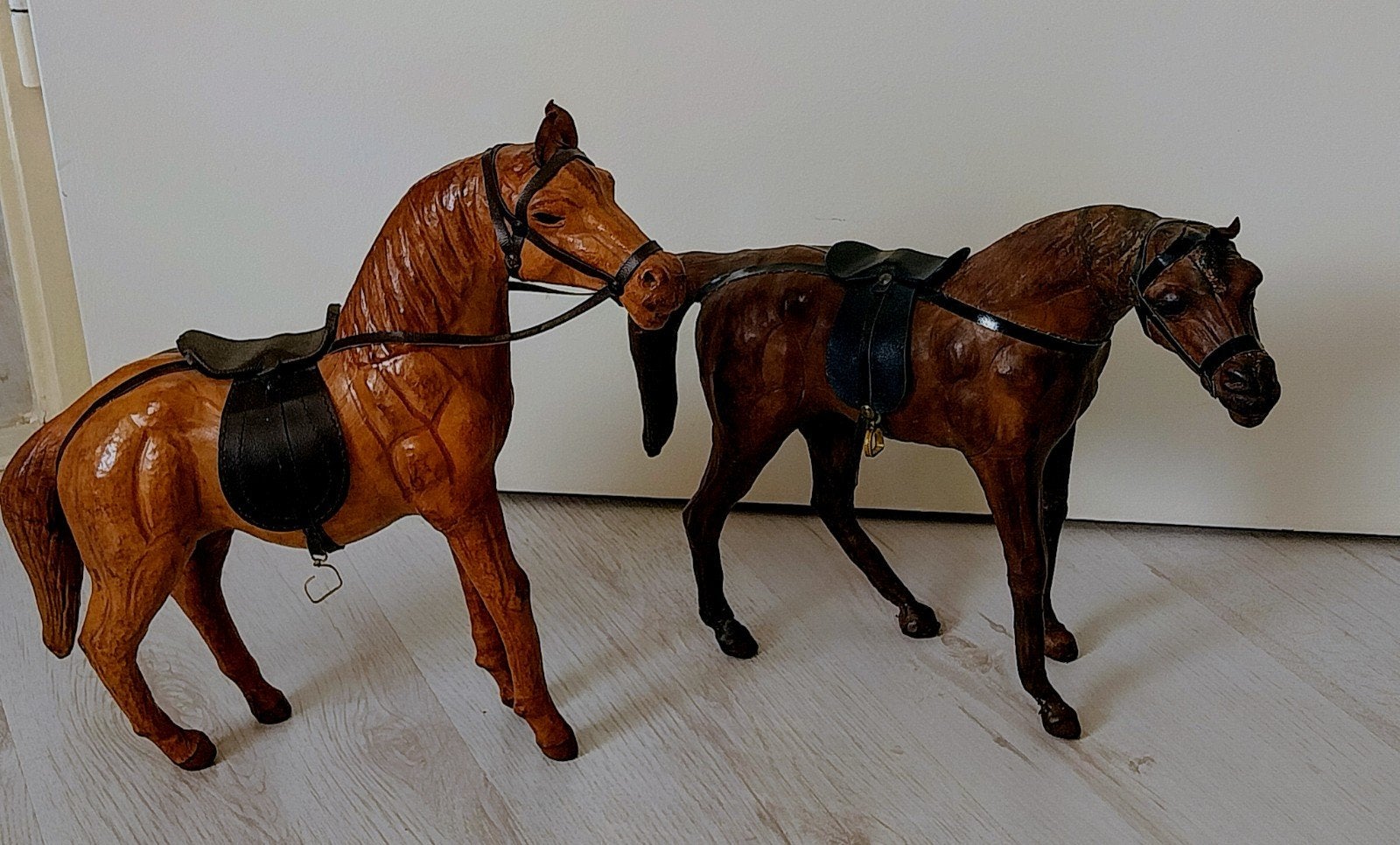 Vintage Leren Paarden Beeldjes - Set van 2 (38x32 cm), Ophalen of Verzenden, Gebruikt, Paard, Beeldje of Figuurtje