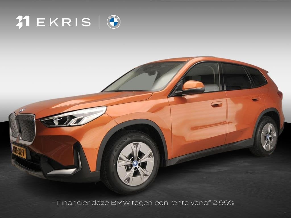 BMW iX1 eDrive20 | LED | Navigatie | Panoramadak | Sportstoe, Auto's, BMW, Gebruikt, 750 kg, Overige kleuren, Met garantie (alle)