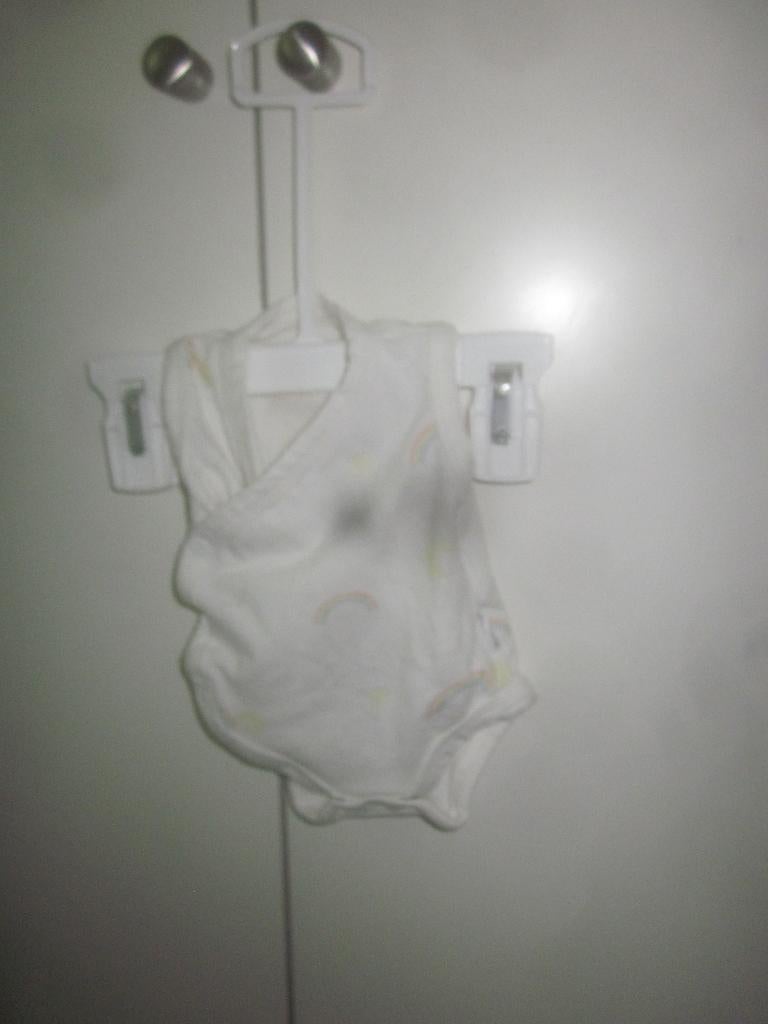 Wit/grijs/ea prematuur rompertje wolkjes/regenboogjes mt 44, Kinderen en Baby's, Babykleding | Prematuur, Nacht- of Onderkleding