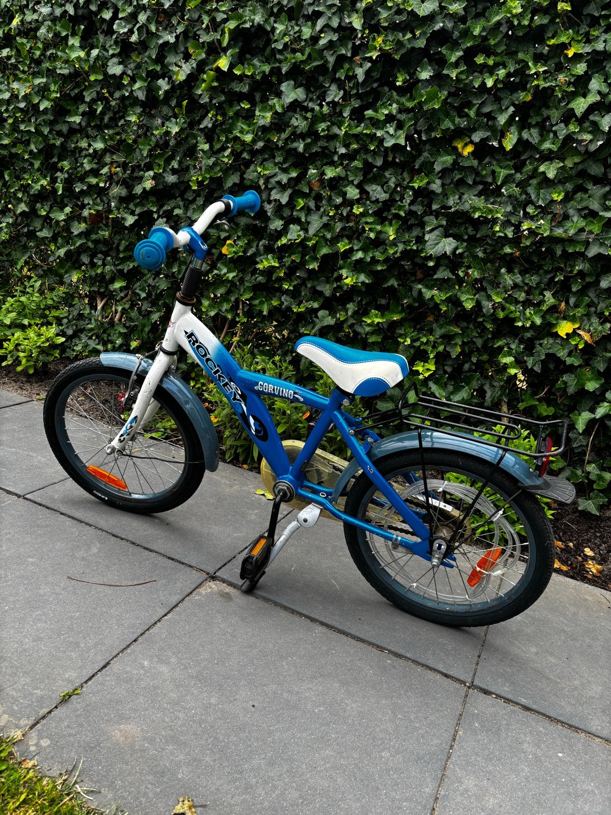 Gratis jongensfiets 18 inch blauw wit Corvino Rockey, Fietsen en Brommers, Fietsen | Kinderfietsjes, Ophalen, Gebruikt, Terugtraprem