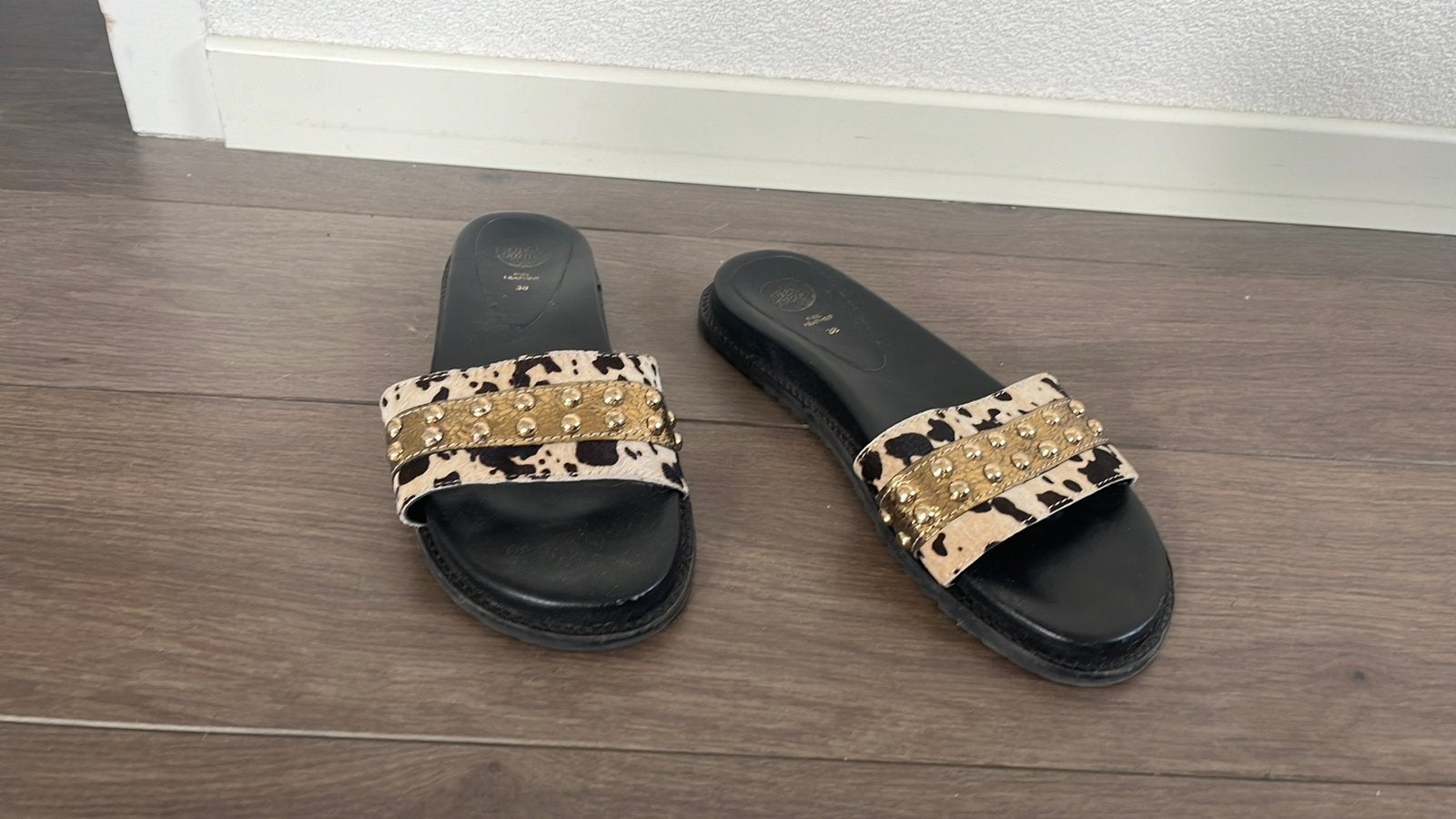 Mooie zebra print met goud slippers, Ophalen of Verzenden, Zo goed als nieuw, Goud
