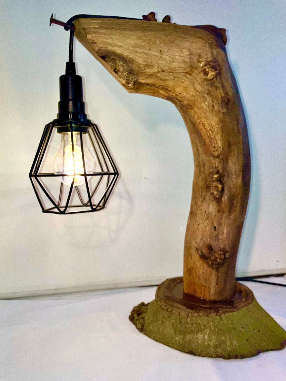 Unieke handgemaakte lamp van robuuste stam met epoxy, Ophalen of Verzenden, Nieuw, Hout