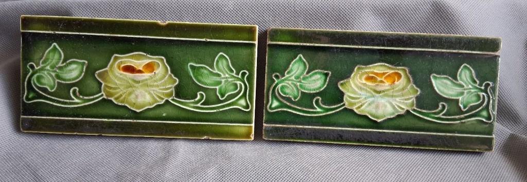 2 Art nouveau tegels met lelie, Ophalen of Verzenden