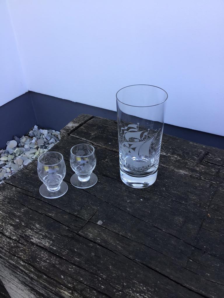 Groot geslepen glas met schip + 2 borrelglaasjes met decor, Antiek en Kunst, Ophalen of Verzenden