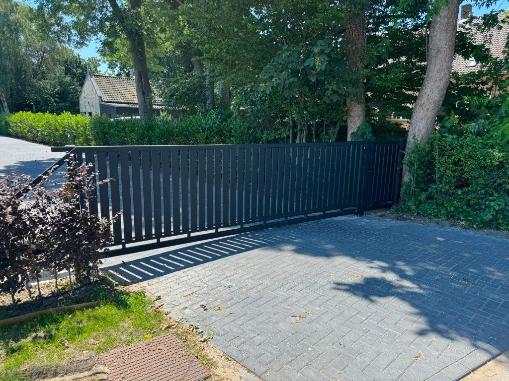 Moderne schuifpoort 'Cairns' in 3 afmetingen en compleet, Met poort, Nieuw, Ophalen of Verzenden, Tuinhek