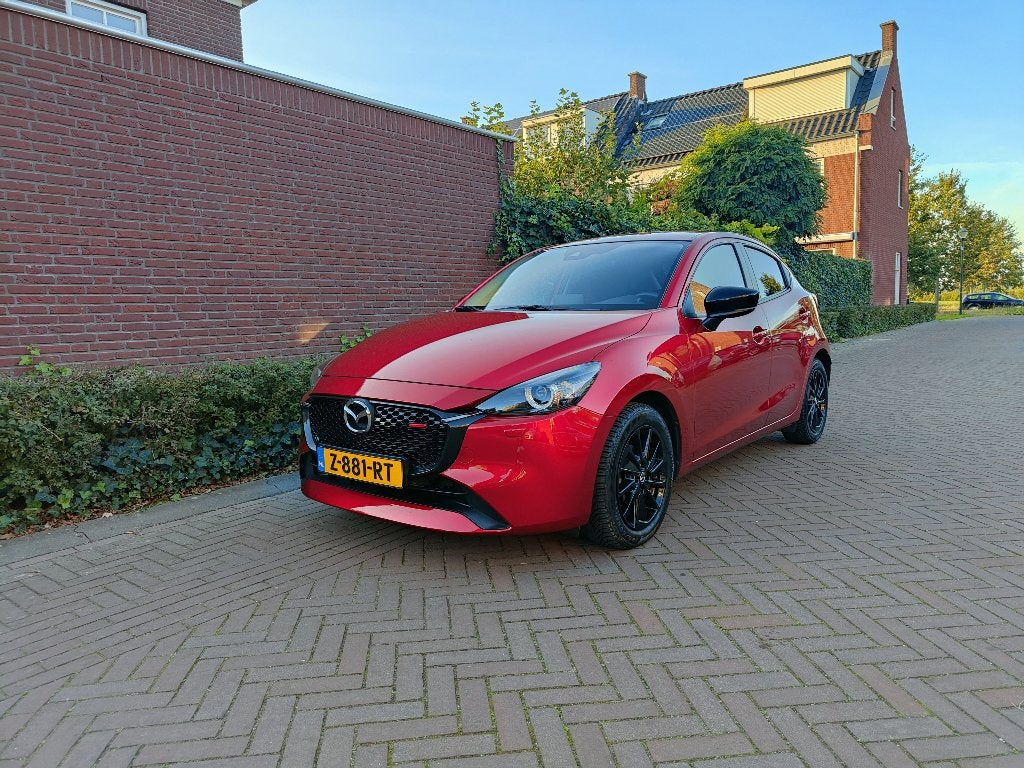 Mazda 2 1.5 Skyactiv-g 90PK 2024 Rood, Auto's, Dealer onderhouden, 40 €/maand, Zwart, Leder en Stof