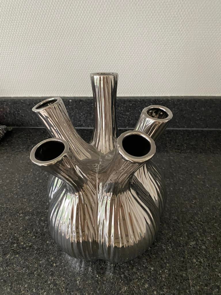 Moderne zilverkleurige tulpenvaas met meerdere openingen, Huis en Inrichting, Woonaccessoires | Vazen, Ophalen of Verzenden, Zo goed als nieuw