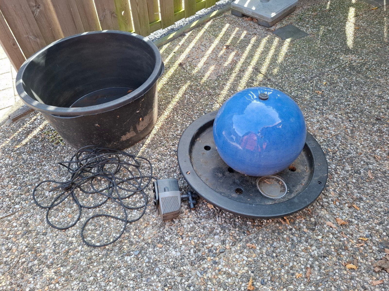 Decoratieve tuin- of terrasfontein met blauwe stenen bol, Ophalen, Gebruikt