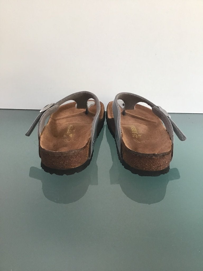 Birkenstock 39 Gizeh | zilveren slippers | Gratis verzenden, Kleding | Dames, Schoenen, Slippers, Overige kleuren, Verzenden, Zo goed als nieuw