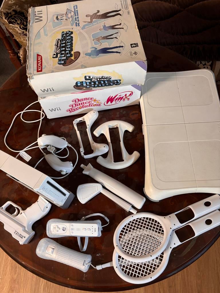 Wii console met toebehoren (exclusief games), Spelcomputers en Games, Ophalen, Gebruikt, Met 2 controllers, Met Balance Board