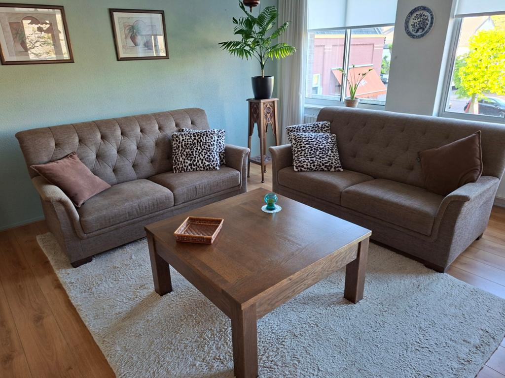Twee twee zitbanken met salontafel, Ophalen, Gebruikt, Stof
