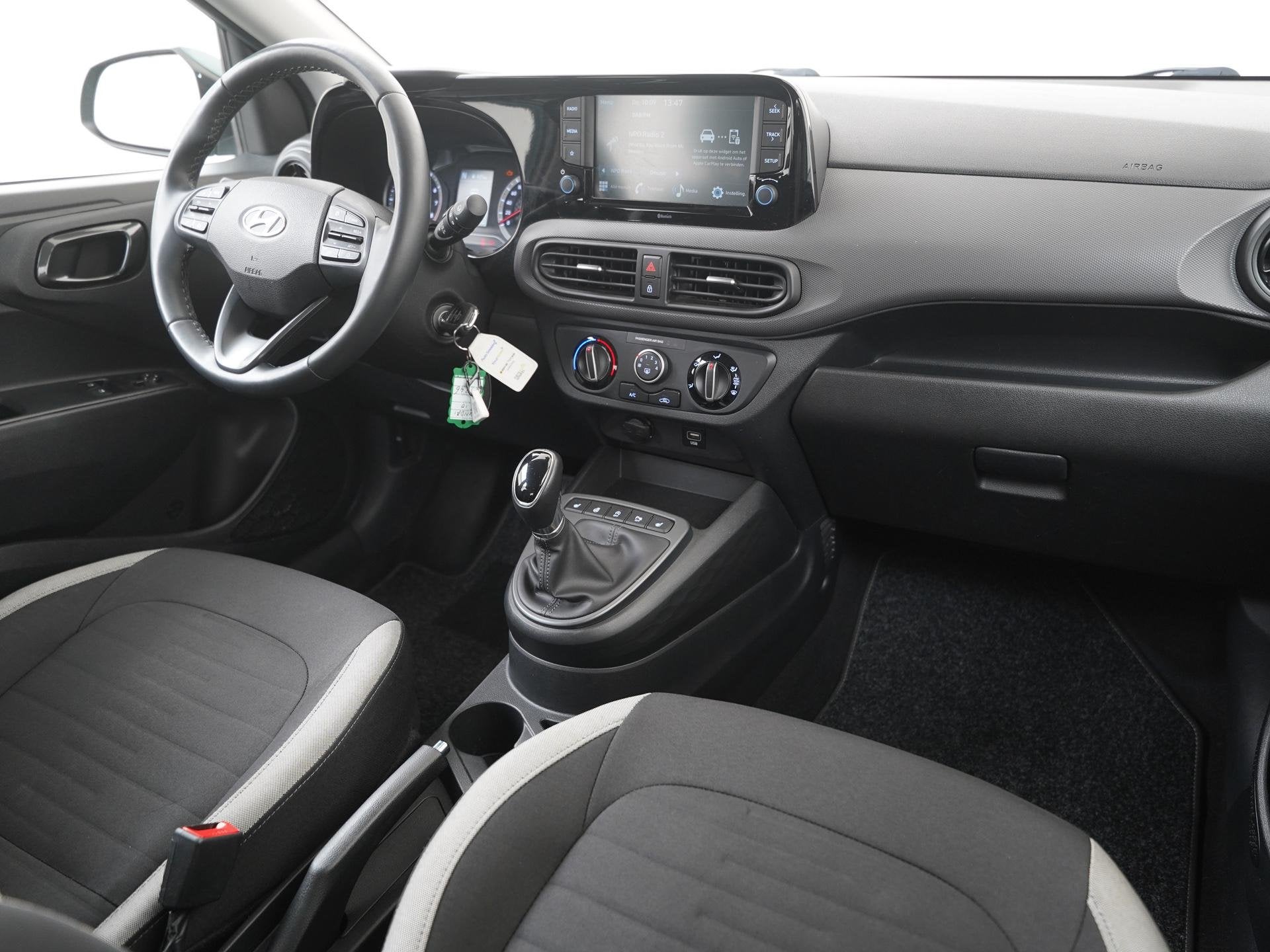 Hyundai i10 1.0 Trend Automaat | Stoel & Stuurverwarming | Z, Auto's, Stof, Gebruikt, Euro 6, 899 kg