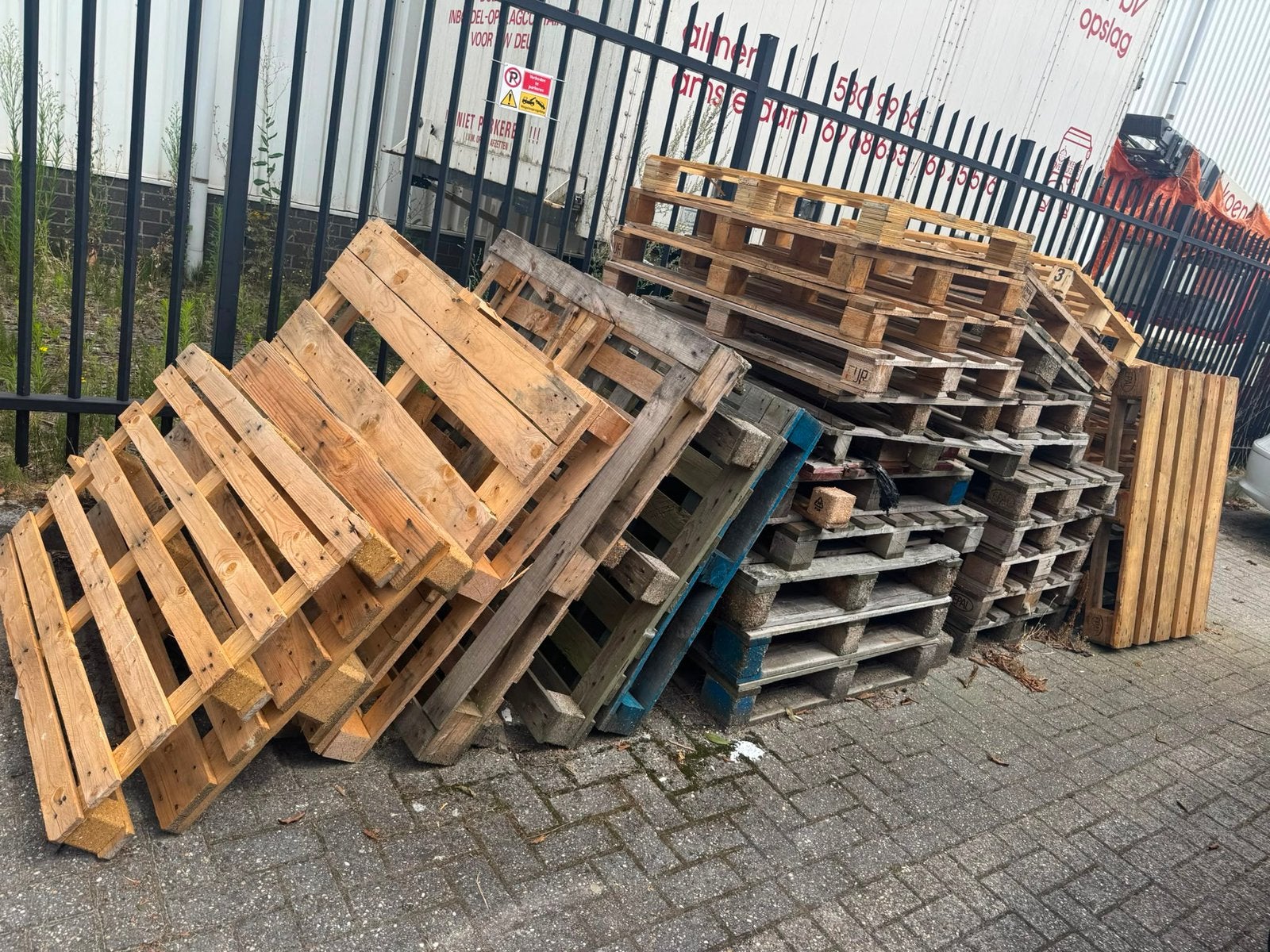 Gratis diverse pallets, Doe-het-zelf en Verbouw, Hout en Planken, Gebruikt, Ophalen of Verzenden, 50 mm of meer, Pallet