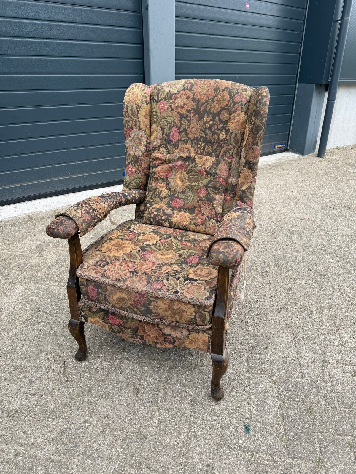 Vintage Queen Anne oorfauteuil met gobelin bloemenstof, Ophalen