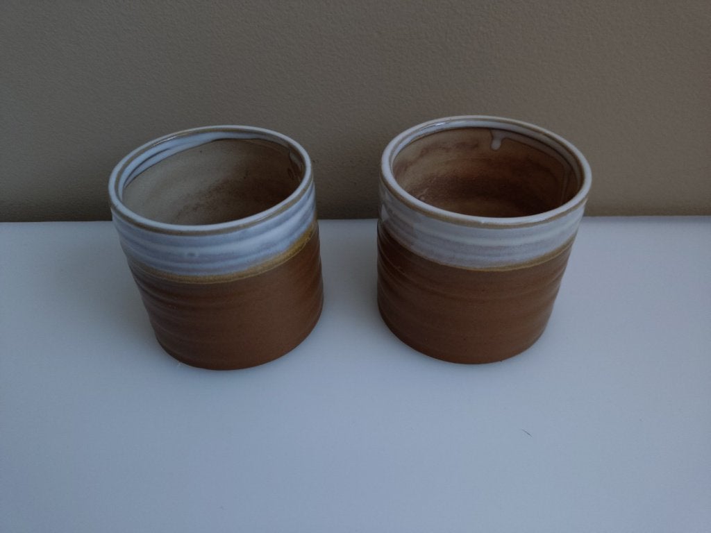 te koop 2 x kleine bloempotjes Nikkie oker met wit 8 x 7,5, Ophalen, Gebruikt, Rond, Binnen