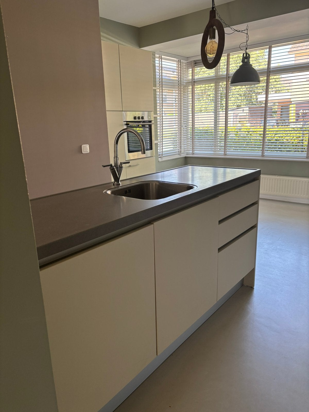 Varena keuken, roomwit, antraciet granieten aanrechtblad, Huis en Inrichting, Keuken | Keukenelementen, Ophalen, Gebruikt, Wit
